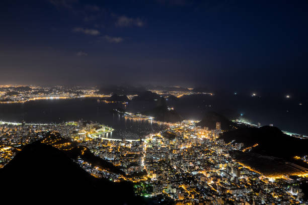 vista aerea del paesaggio urbano di rio de janeiro di notte - rio de janeiro night sugarloaf mountain corcovado foto e immagini stock
