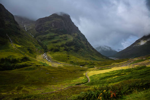 долина гленко в пасмурный день - шотландское нагорье - travel scotland forest field стоковые фото и изображения