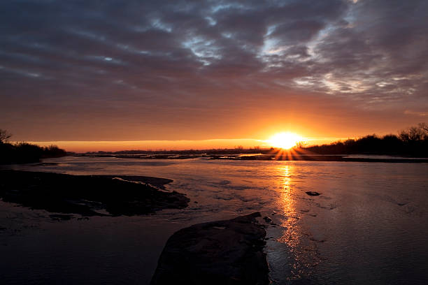 พระอาทิตย์ขึ้นเหนือแม่น้ําแพลตต์, เนแบรสกา - platte river ภาพสต็อก ภาพถ่ายและรูปภาพปลอดค่าลิขสิทธิ์