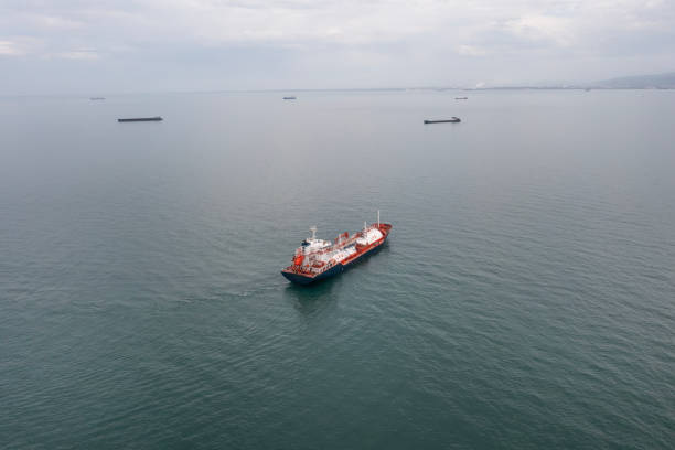 nave cisterna con vista aerea con carico di massa liquida in transito. - lpg tank foto e immagini stock