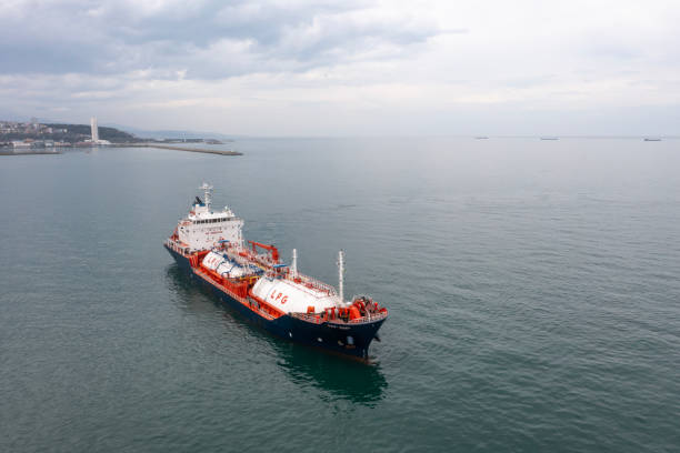 nave cisterna con vista aerea con carico di massa liquida in transito. - lpg tank foto e immagini stock