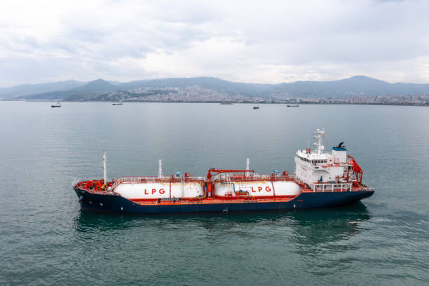 nave cisterna con vista aerea con carico di massa liquida in transito. - lpg tank foto e immagini stock