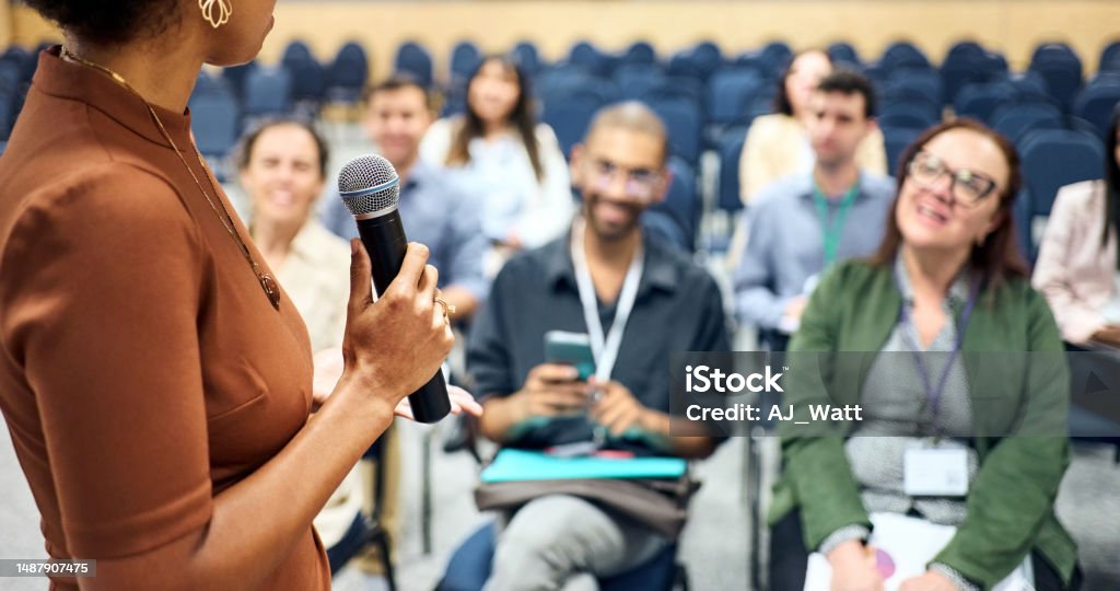 Nữ doanh nhân cầm mic nói chuyện với khán giả tại hội nghị kinh doanh - Trả phí Bản quyền Một lần Micrô Bức ảnh sẵn có