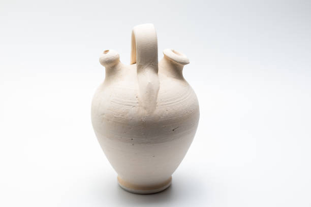 botijo di argilla. contenitore tradizionale spagnolo usato per mantenere fresca l'acqua o altri liquidi - jug water pottery clay foto e immagini stock