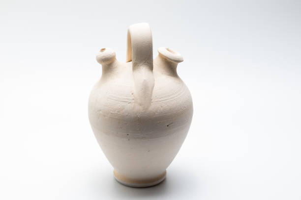 botijo de barro. recipiente tradicional espanhol usado para manter a água ou outros líquidos frescos - jug water pottery clay - fotografias e filmes do acervo