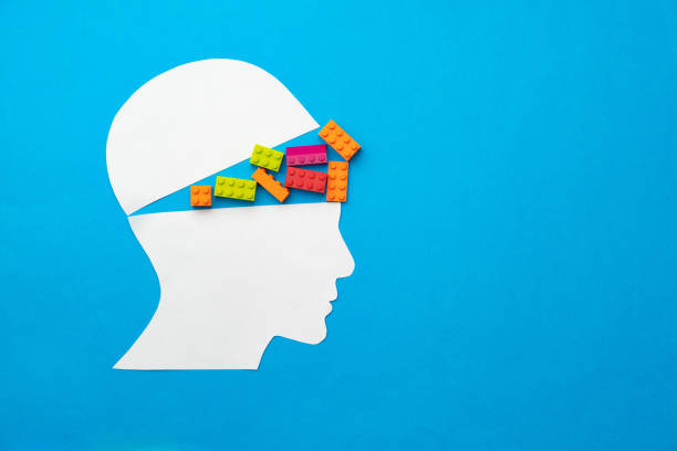 silhouette de papercut de tête humaine avec des morceaux colorés de constructeur - mental health depression silhouette hysteria photos et images de collection