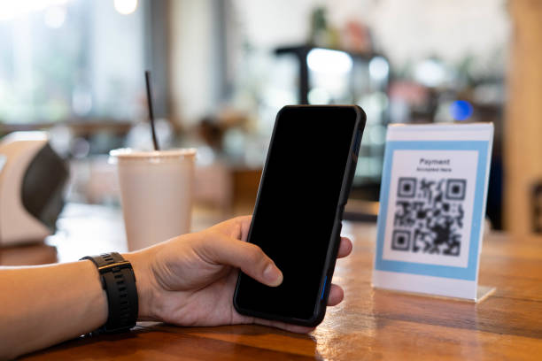 Men use phones to scan a qr code to select a menu or scan to receive a discount or pay for food and drink inside a cafe. using the phone to transfer money or pay online without cash concept. los hombres usan teléfonos para escanear un código qr para seleccionar un menú o escanear para recibir un descuento o pagar por comida y bebida dentro de una cafetería. usar el teléfono para transferir dinero o pagar en línea sin concepto de efectivo