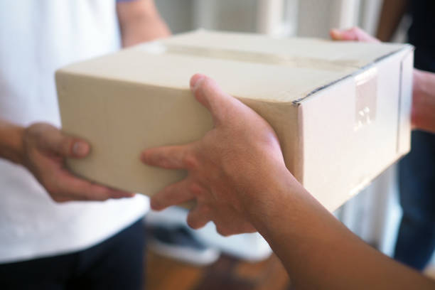 istock Deliver packages to recipients quickly, complete products, impressive services. 1487935150