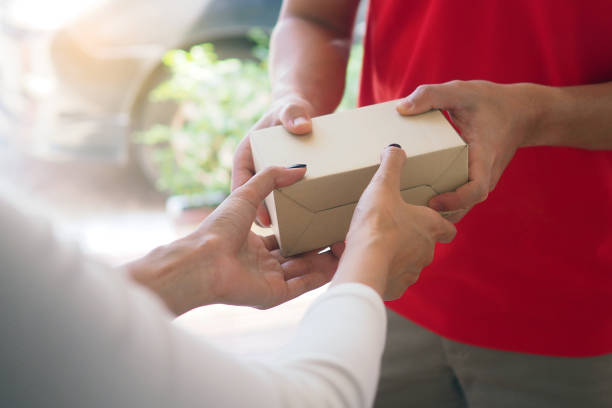 istock Deliver packages to recipients quickly, complete products, impressive services. 1487935170