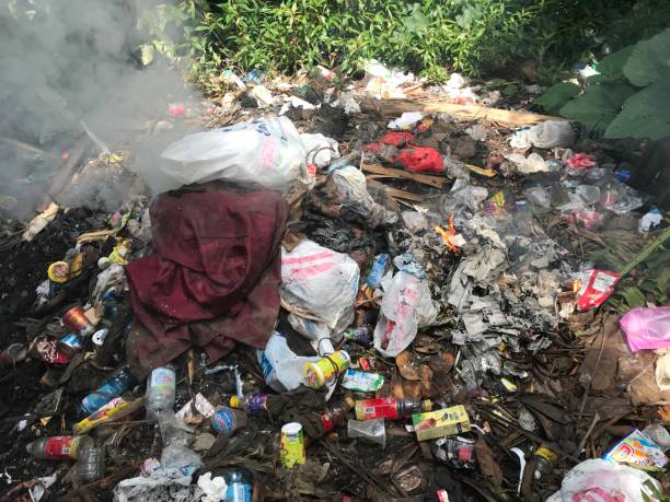 istock burn Indonesian household waste 1487937836