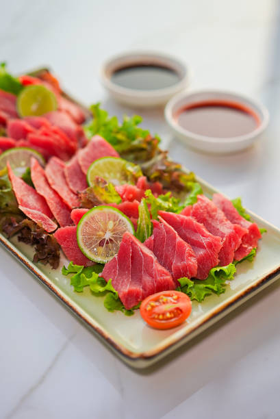 sashimi de thon aux légumes et sauce - tuna tuna steak raw bluefin tuna photos et images de collection