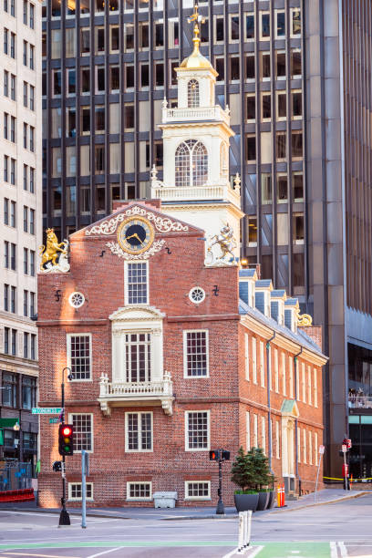 старый дом штата массачусетс - colonial style boston american revolution usa стоковые фото и изображения