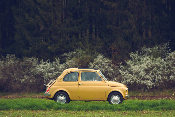 fiat 500 cinquecento włoski oldtimer vintage city micro car - cinquecento zdjęcia i obrazy z banku zdjęć