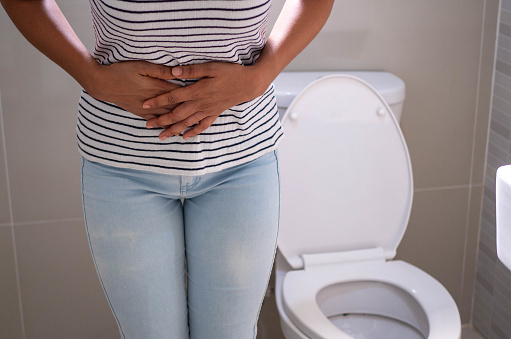 Estreñimiento y diarrea en el baño. Mujer herida toca el dolor de estómago del vientre doloroso. problema de inflamación del colon, alimentos tóxicos, dolor abdominal, abdomen, estreñimiento en el baño, dolor de estómago, higiene photo