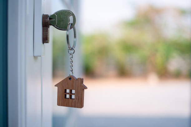집주인은 보류 중인 열쇠로 문을 열었습니다. 주택 판매 아이디어, 주택 담보 대출 - silver key 뉴스 사진 이미지