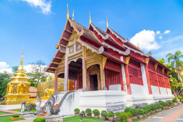 der buddhistische tempel wat phra sing in chiang mai, thailand. - wat phra sing stock-fotos und bilder