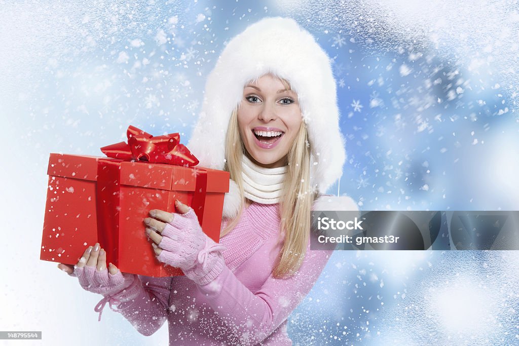 Inverno Mulher a segurar um embrulho de presente - Royalty-free 20-29 Anos Foto de stock