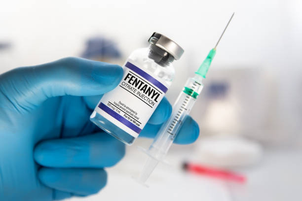 médico que sostiene la inyección médica de medicamentos de fentanilo es opioide utilizado para paliar el dolor o para la anestesia - morfina medicamento fotos fotografías e imágenes de stock