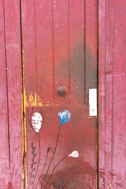 istock Lyon, France: Weathered Old Pin-Red Door in Vieux Lyon 1487963397