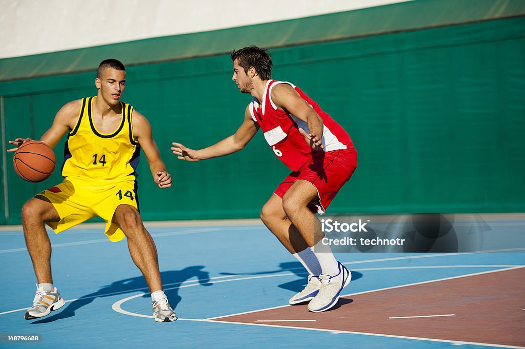 Deux jeunes joueurs de basket de dribbler action - Photo de Basket-ball libre de droits