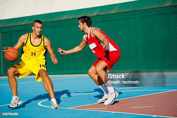 Photo libre de droit de Deux Jeunes Joueurs De Basket De Dribbler Action banque d'images et plus d'images libres de droit de Basket-ball - Basket-ball, Jaune, Jeunes hommes