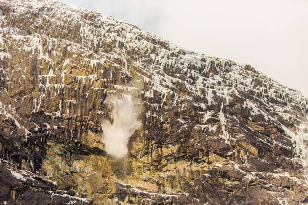 avalanche. parque nacional jostedalsbreen, na noruega. glaciar briksdalsbreen. clima setentrional. montanhas. primavera - crevasse glacier snow european alps - fotografias e filmes do acervo