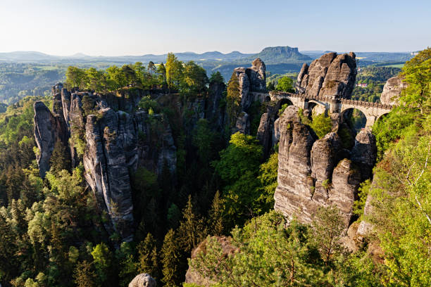 vista por la mañana rocas y puente de bastei en la suiza sajona, alemania - basteifelsen fotografías e imágenes de stock