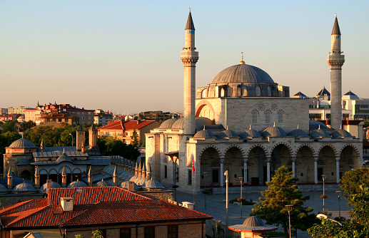 Photo with the view of Selimiye Mosque at dawn in the historical part of Konya