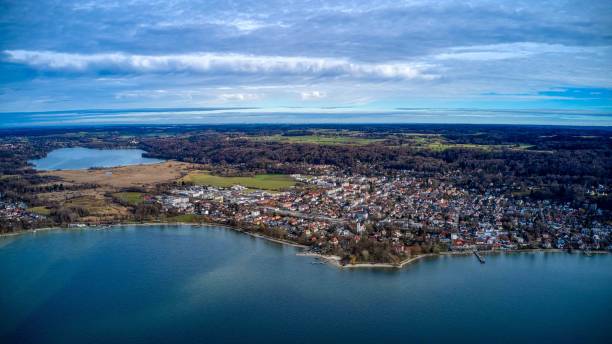 paseo junto al lago - seepromenade fotografías e imágenes de stock