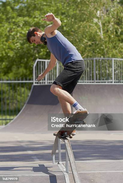 Skater Tun Crooked Grind Spaßbox Im Skatepark Stockfoto und mehr Bilder von Grind - Grind, Schleifen, Skateboard