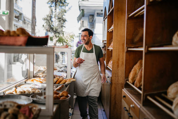 baker sorting bread - padeiro imagens e fotografias de stock