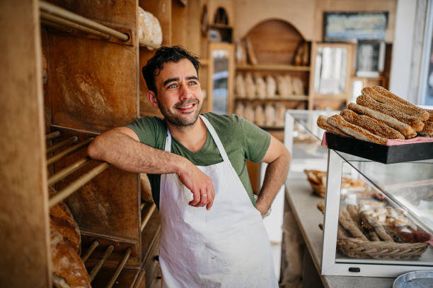 retrato de un hombre que trabaja en panadería - bakers yeast fotografías e imágenes de stock