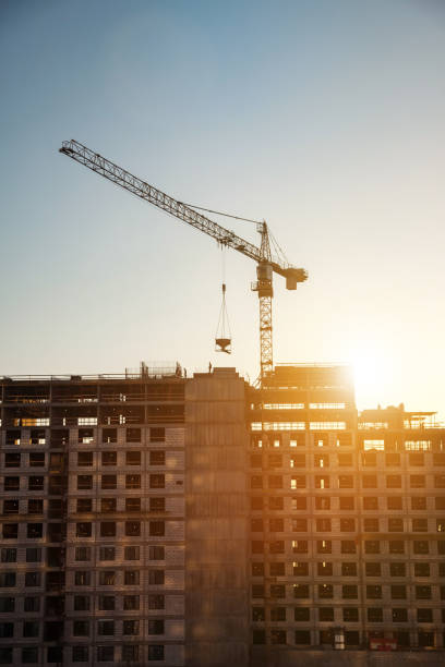 siluetta della gru industriale sul cantiere. gru industriale sulla costruzione della casa del sito di creazione al tramonto, vista aerea. concetto di costruzione e ristrutturazione di edifici. copia spazio di testo dell'annuncio, poster - plan urban scene city life construction foto e immagini stock