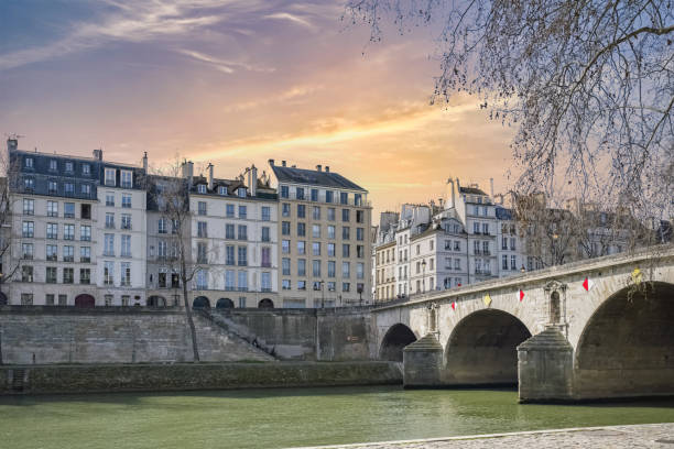 istock Paris, houses on the ile Saint-Louis 1487998545