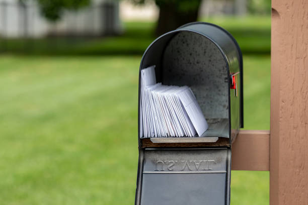 briefkasten voller briefe und junk-mail. postzustellung, post und postdienstkonzept. - mailbox mail us mail letter stock-fotos und bilder