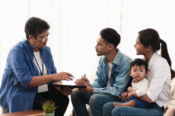 Senior woman real estate sales agent staff introducing and explain house facility and function to young Asian couple customer when visit location before move to new house . Real estate business sales agency staff concept. el personal de agente de ventas de bienes raíces de la mujer senior presenta y explica las instalaciones y funciones de la casa a la joven pareja asiática cuando visita la ubicación antes de mudarse a una nueva casa. concepto de personal de agencia de v