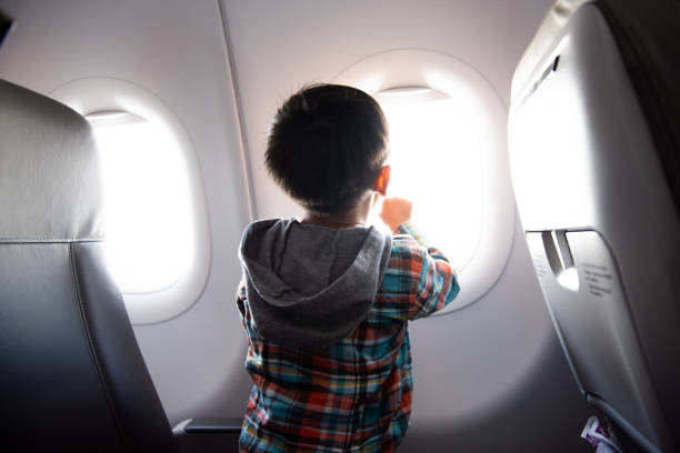 niño que viaja en avión - gerardo huitrón fotografías e imágenes de stock