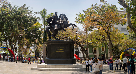 ベネズエラのカラカスの古いダウンタウンの中心部にあるボリバル広場のシモンボリバル像 ウマのストックフォトや画像を多数ご用意 ウマ