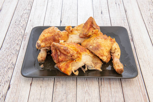 丸ごとローストチキンをサクサクの皮とバーベキューソースで刻んだもの - rotisserie chicken roasted barbecue ストックフォトと画像