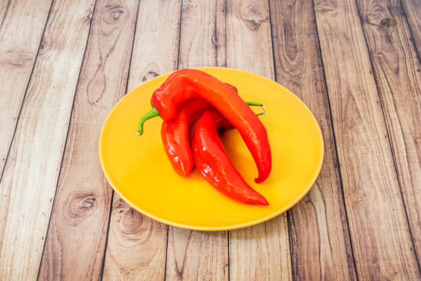 istock It has a pointed and rather twisted shape, a sweet flavor and a color that varies from green to purple-red depending on the stage of maturity, and is characterized by its small size and fine pulp 1488030175