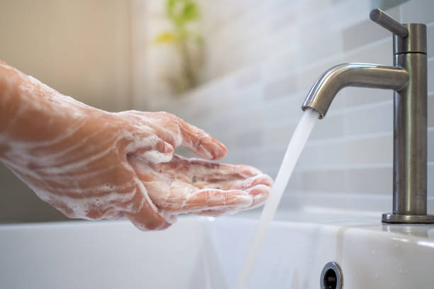 hände mit seife waschen und mit fließendem wasser waschen. nahaufnahme von frauen schrubben handseife mit waschbecken . das konzept der händehygiene und der händewaschtage auf der ganzen welt. verringerung der infektion covit-19 - washing hand stock-fotos und bilder