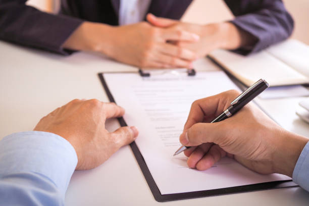 istock The business team read the documents before signing the contract, signed the agreement to invest Start a new project in the office. 1488067754