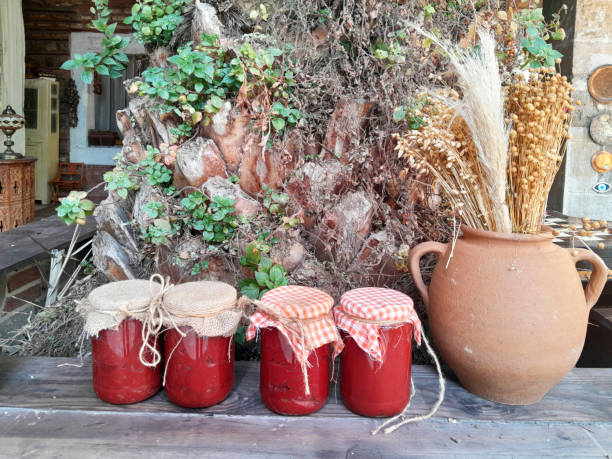 hausgemachte tomatensauce im glas. - rustic domestic kitchen canning vegetable stock-fotos und bilder