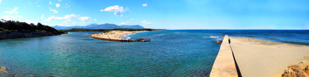 The mouth of the Diane pond is located at the Mare e Stagnu beach in Aléria, in Corsica (nicknamed the island of Beauty). There is also the Diane tower which offers a magnificent panorama over the pond, the sea and the beach of Tallone. la desembocadura del estanque de diane se encuentra en la playa de mare e stagnu en aléria, en córcega (apodada la isla de la belleza). también está la torre diane que ofrece un magnífico panorama sobre el estanque, el mar y la playa de tallone