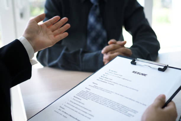 Executives are interviewing candidates. Focusing on resume writing tips, applicant qualifications, interview skills and pre-interview preparation. Considerations for new employees los ejecutivos están entrevistando a los candidatos. centrándose en consejos para escribir currículums, calificaciones de los solicitantes, habilidades de entrevista y preparación previa a la entrevista. consideraciones para los nuevos empleados