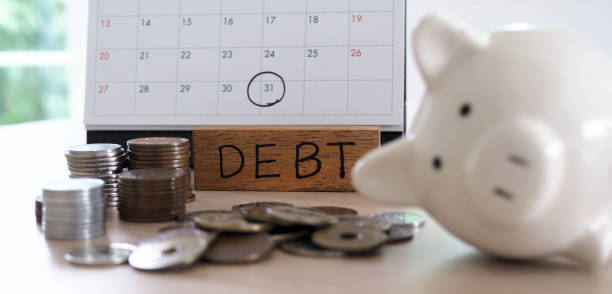 istock Due for repayment There are coins, calculators and calendar reminders placed on the table. 1488077885