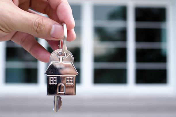 lease, rental and selling home. Real estate agent manager smile holding key for new owner. rent house, Sales, loan credit financial, insurance, Seller, dealer, installment, buy, sell, move in arrendamiento, alquiler y venta de vivienda. gerente de agente inmobiliario sonríe sosteniendo la llave para el nuevo propietario. alquilar casa, ventas, préstamo crédito financiero, seguro, vendedor, concesionario, cuota, comprar, vender, mudarse