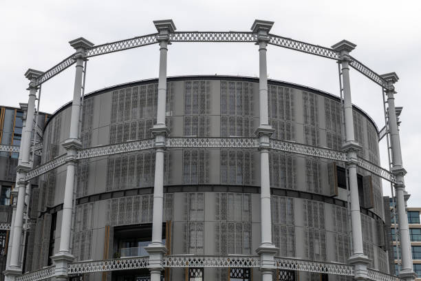 廃止されたガス貯蔵タンクのフレーム内に建設されたガスホルダーズ10ビルのファサード。 - gasholders ストックフォトと画像