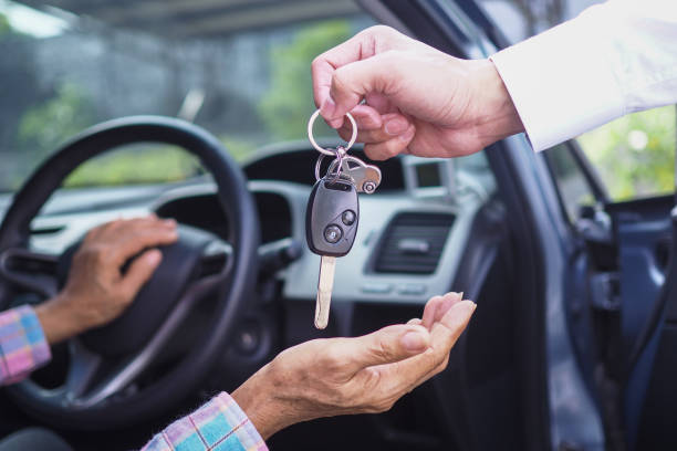 arrendar, alquilar coche, vender, comprar. el gerente del concesionario envía las llaves del automóvil al nuevo propietario.  ventas, crédito de préstamo financiero, alquiler de vehículo, seguro, alquiler, vendedor, concesionario, cuota, negocio de cu - car insurance sales occupation buying fotografías e imágenes de stock