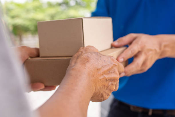 istock Deliver packages to recipients quickly, complete products, impressive services. 1488087744